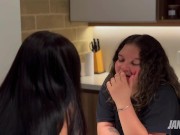 ROOMIES CACHONDAS! Me da cerveza y finge no ver como me la chupan 5/16