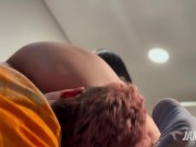 ROOMIES CACHONDAS! Me da cerveza y finge no ver como me la chupan 9/16