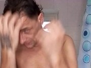 Francesco Mancino si fa la doccia e si mette la crema 1/16