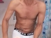 Francesco Mancino si fa la doccia e si mette la crema 13/16