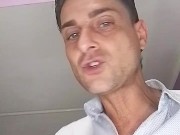 Francesco Mancino si fa la doccia e si mette la crema 16/16