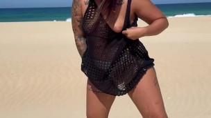 LittleFeet Piss On The Beach And She Plays With Her Pussy💦😏