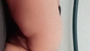 Madurita moviendo el culo mientras se dedea