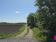 Polska prostytutka sprzedaje swoje ciało w lesie. Czy korzystając z jej usług jej pomagasz? 2/16