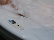 Красивая блондинка принимает ванну и ласкает грудь