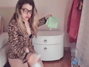 gata safada limpando so de calcinha 4/16