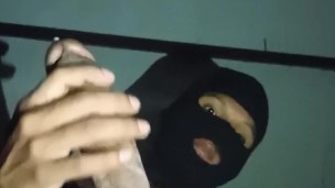 Joven masturbándose.