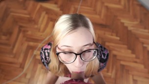 I became a fan of a girl on site and she showed up to thank for it by giving a blowjob and facial