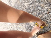 Il baisse ma jupe et m'encule contre le capot de la voiture 16/16