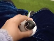 Comienzo a masturbarme en público no me aguanto y corro al baño para venirme