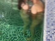 سکس با نفر سوم تو استخر کیر کلفت داخل آب میکنه منو - Screenshot 10 of 16 - Sharing Bed