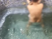 سکس با نفر سوم تو استخر کیر کلفت داخل آب میکنه منو - Screenshot 11 of 16 - HD