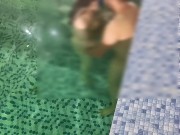 سکس با نفر سوم تو استخر کیر کلفت داخل آب میکنه منو - Screenshot 4 of 16 - Persian