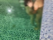 سکس با نفر سوم تو استخر کیر کلفت داخل آب میکنه منو - Screenshot 6 of 16 - HD