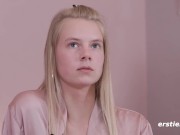 Ersties - Jolien in sexy Lingerie verwöhnt ihre zarte Pussy 12/16