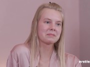 Ersties - Jolien in sexy Lingerie verwöhnt ihre zarte Pussy 4/16