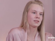 Ersties - Jolien in sexy Lingerie verwöhnt ihre zarte Pussy 9/16