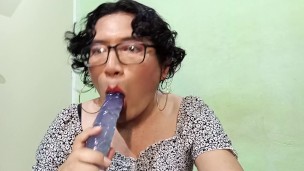 Travesti con dildo en la boca entrenando la garganta