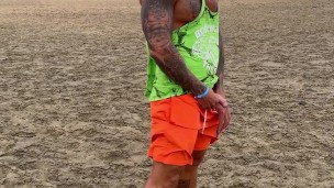 Piss In The Beach, I Try To Dont Be Discover