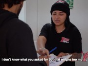 Novia sumisa acepta tener sexo con desconocida si es enviada como correspondencia 4/16