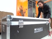 Novia sumisa acepta tener sexo con desconocida si es enviada como correspondencia 5/16