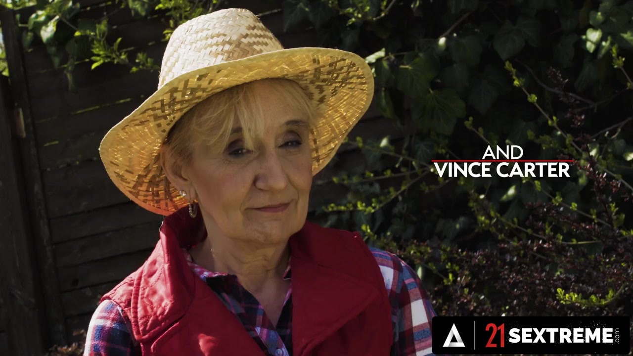 21 SEXTREME - Horny Granny Can't Resist To Her Grand-Daughter's Boyfriend's Big Cock - 無料セックスビデオ - RedTube