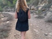 Mujer muestra su culo en un sendero.