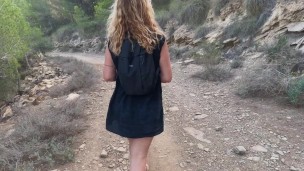 Mujer muestra su culo en un sendero.