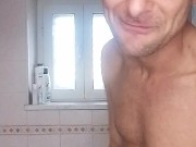 Mi doccio e mi faccio un mega segone con tata sborra calda che schizza