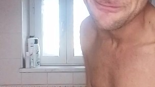 Mi doccio e mi faccio un mega segone con tata sborra calda che schizza