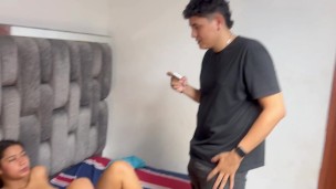 Mi pequeña hermanastra me hace un rico masaje que hace que me ponga cachondo y me la folle duro.