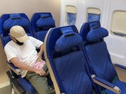 空姐的兼职，粉嫩阴道服务头等舱乘客 2/16