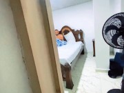 me sorprende masturbandome y termino follandomela