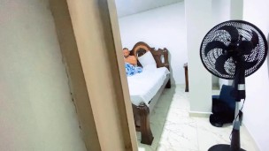 me sorprende masturbandome y termino follandomela