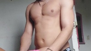 La de limpieza quería aumento y le pague con sexo