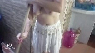 Chica árabe de limpieza no habla mi idioma y se emociona cuando le muestro mi gran polla dura