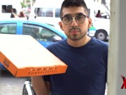 Joven morboso observa a clienta venezolana de 18 años y la folla en medio de su trabajo como repartidor 2/16