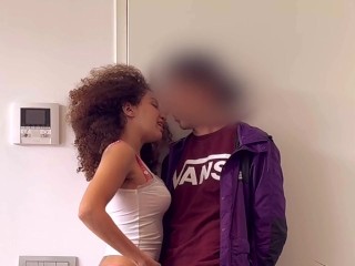 SEDUCO IL FATTORINO, MI SCOPA COME UNA PUTTANA – MI SBORRA SULLA LINGUA