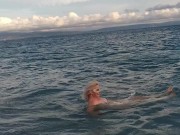 Moglie puttana fa il bagno nuda al mare