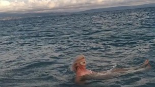 Moglie puttana fa il bagno nuda al mare
