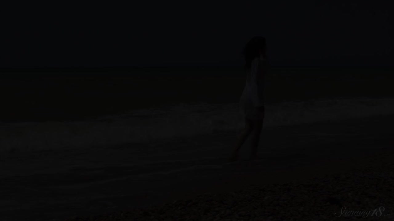 Dark Haired Water Nymph Xenobia Swims Naked On The Beach! - Video di sesso gratis - RedTube