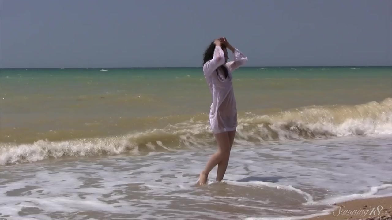 Dark Haired Water Nymph Xenobia Swims Naked On The Beach! - Video di sesso gratis - RedTube