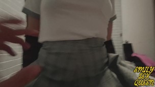 colegiala de secundaria me da unos ricos sentones despues del colegio - Emily Sex Queen