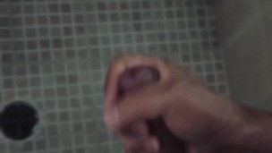 Masturbandome en la ducha pensando en mi colombiana