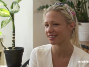 Ersties - Sexy deutsche Blondine fingert im heißen Solo 10/16