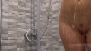 Красивая блондинка принимает душ