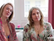 Ersties - 3 sexy Mädchen haben Sex mit verbundenen Augen 5/16