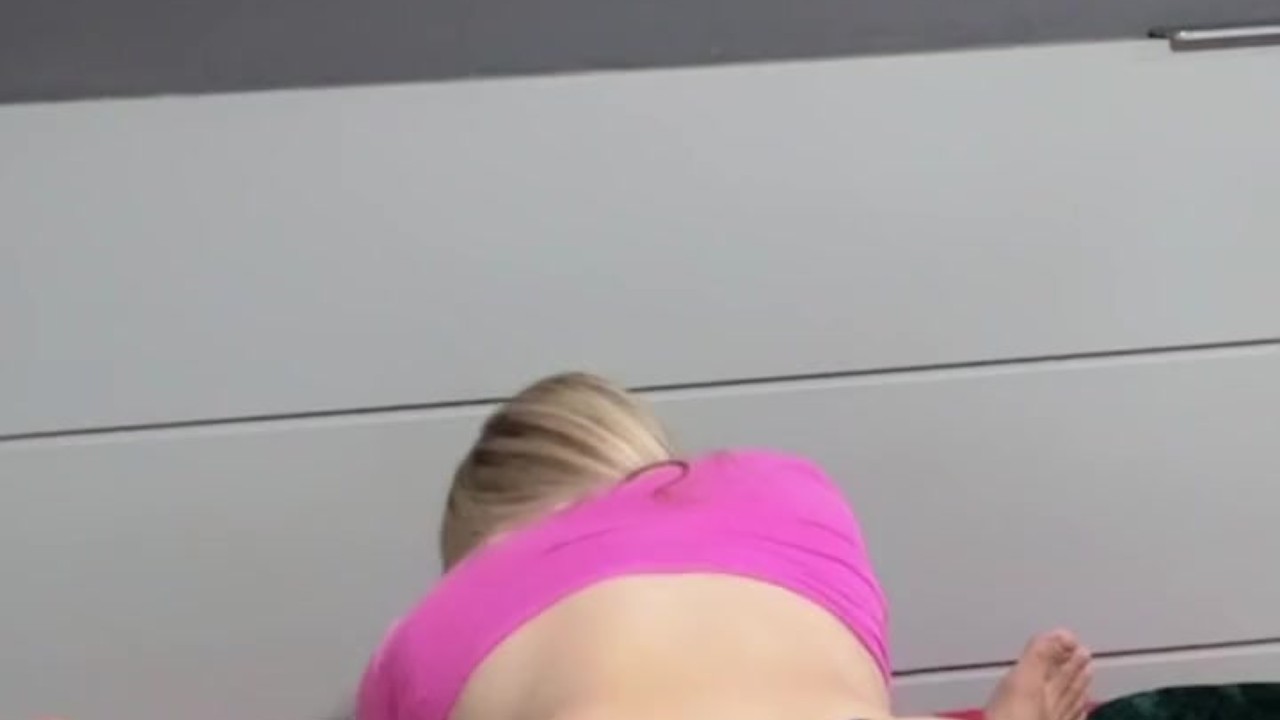 Loira novinha faz um boquete gostoso, ganha 69 e fica de quatro pra ser fodida com força - Free Sex Video - RedTube