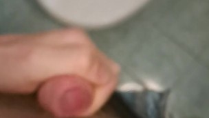 Caldo ed eccitato decido di segarmi nel bagno pubblico di un locale