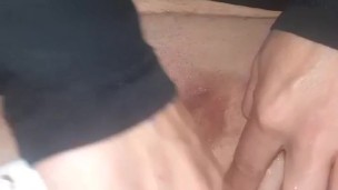ragazza che si depila la sua bella vagina bollente